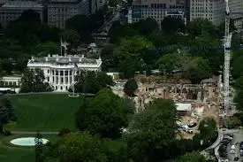 Aerial view of the White House and North Lawn security checkpoints